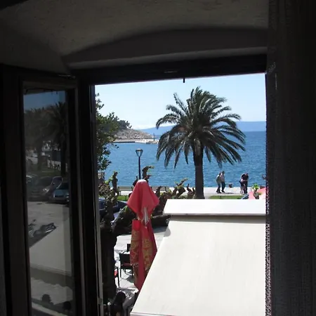 Seafront Apt Riva *